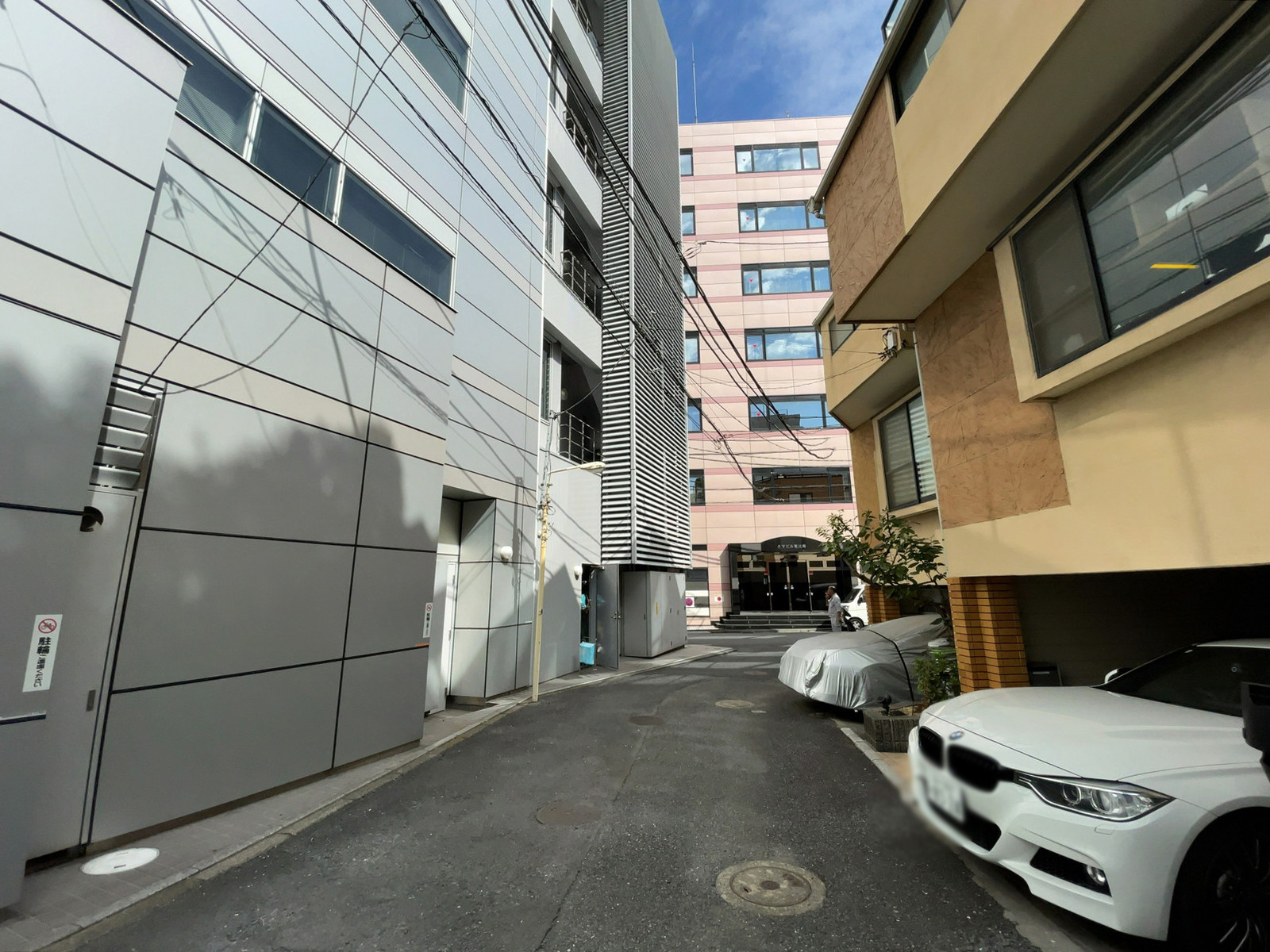 M2ビル前面の通り