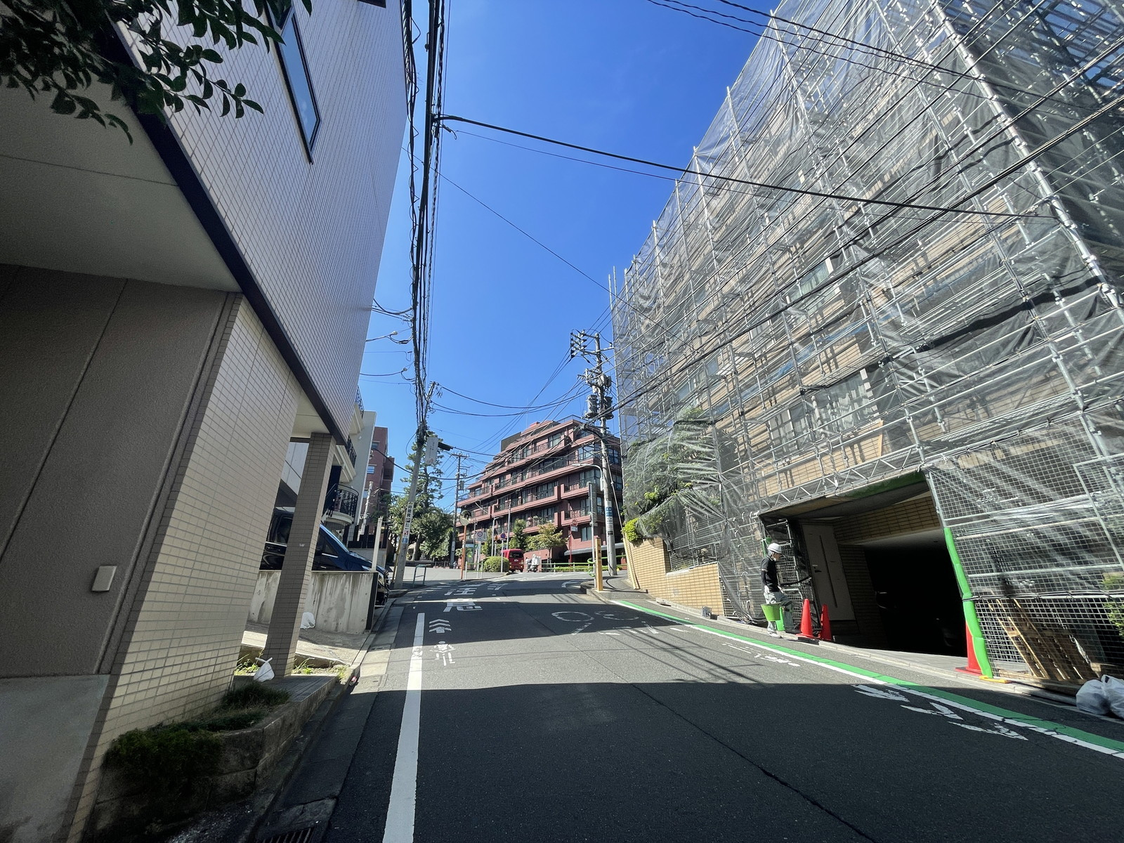 オフィスビル前面の通り