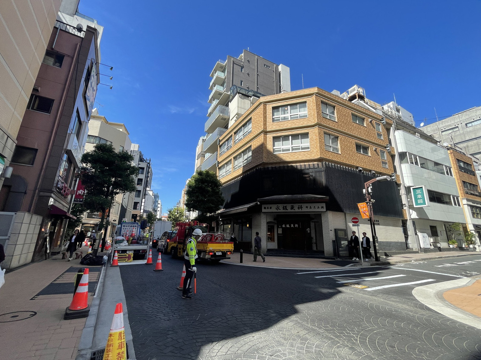 付近の麻布十番大通り