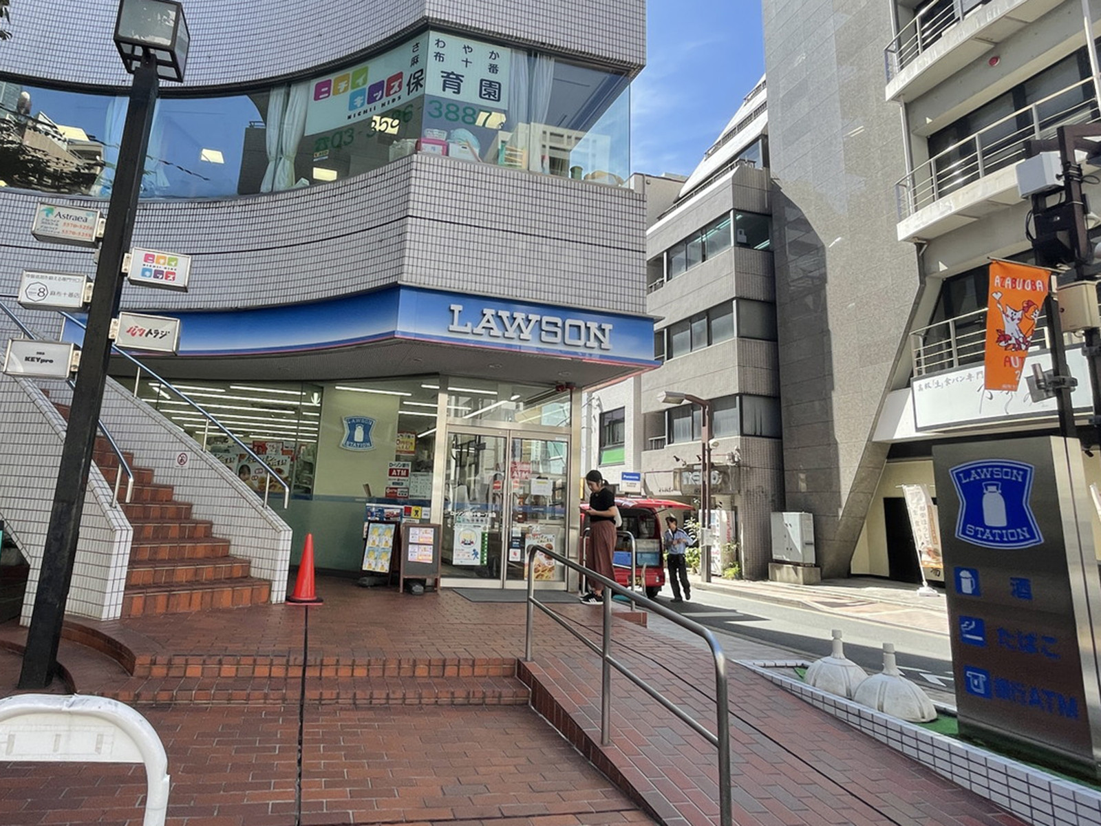 並びのローソン 麻布十番1丁目店