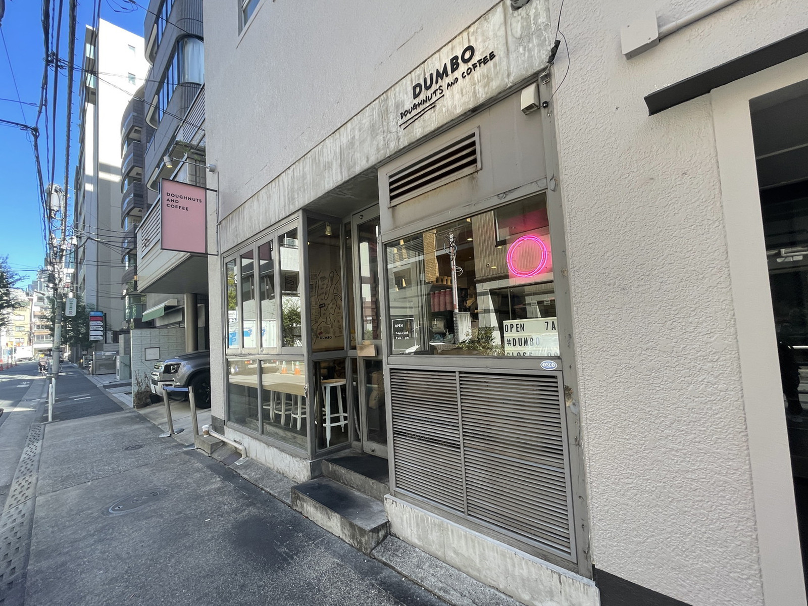 周辺には飲食店が点在