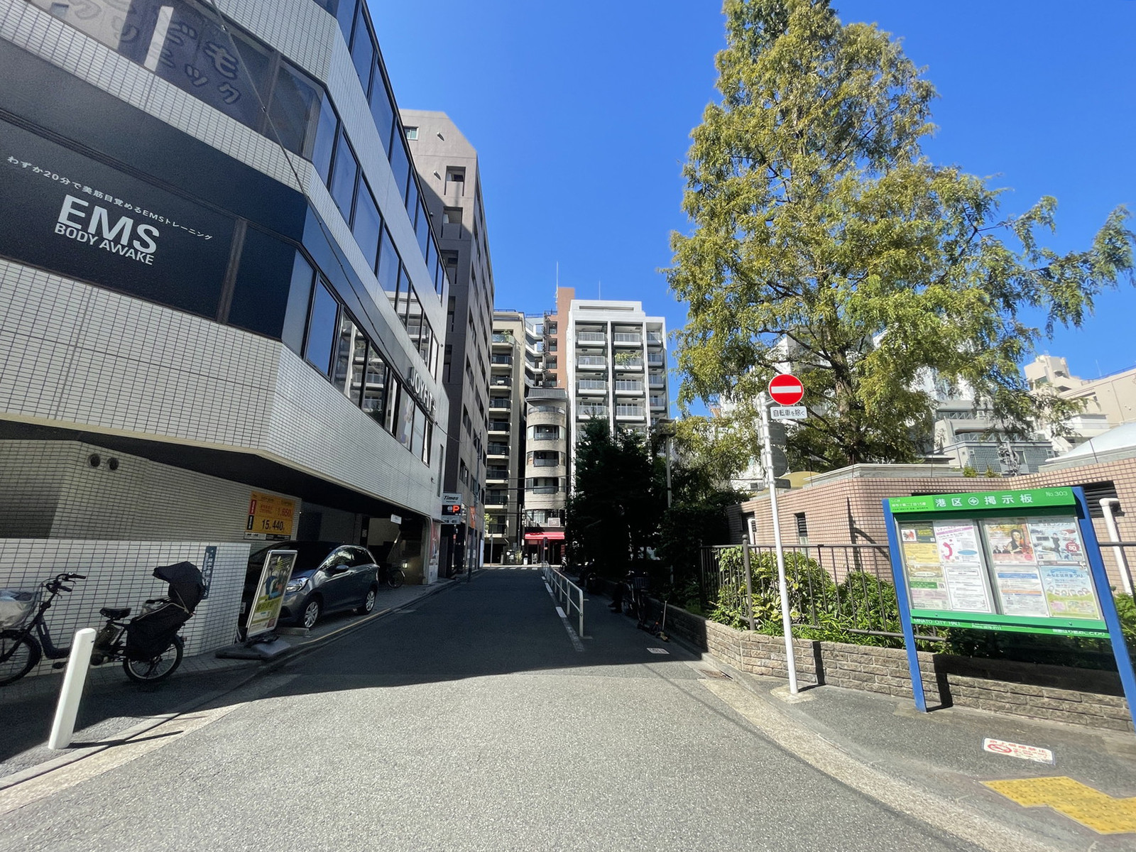 プラスワンビル前面の通り