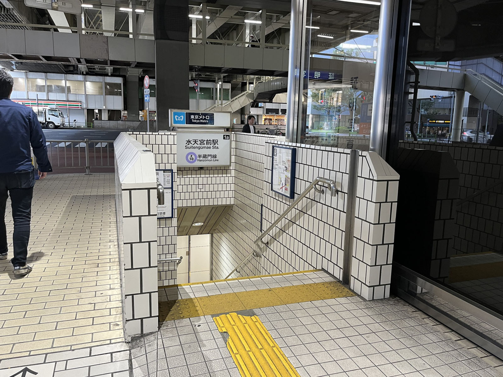 最寄りの「水天宮前駅」