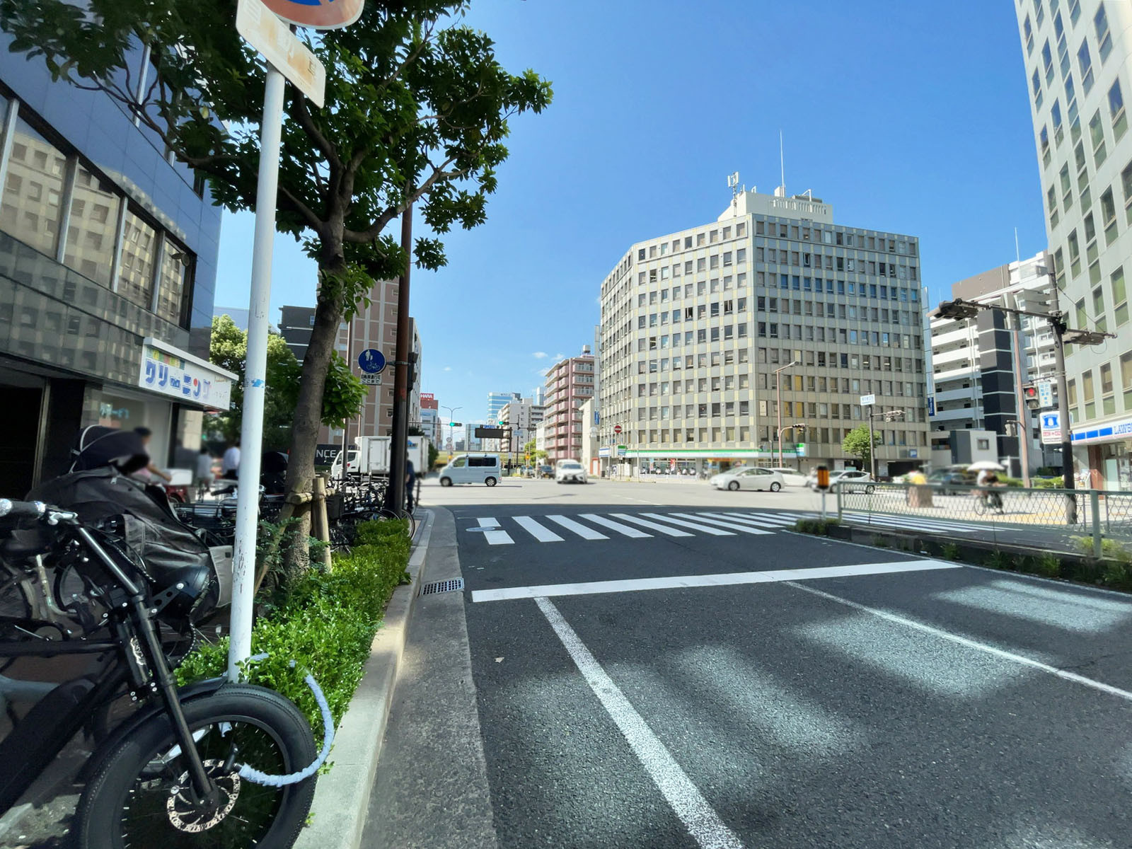 新大阪駅前ビル前面の通り