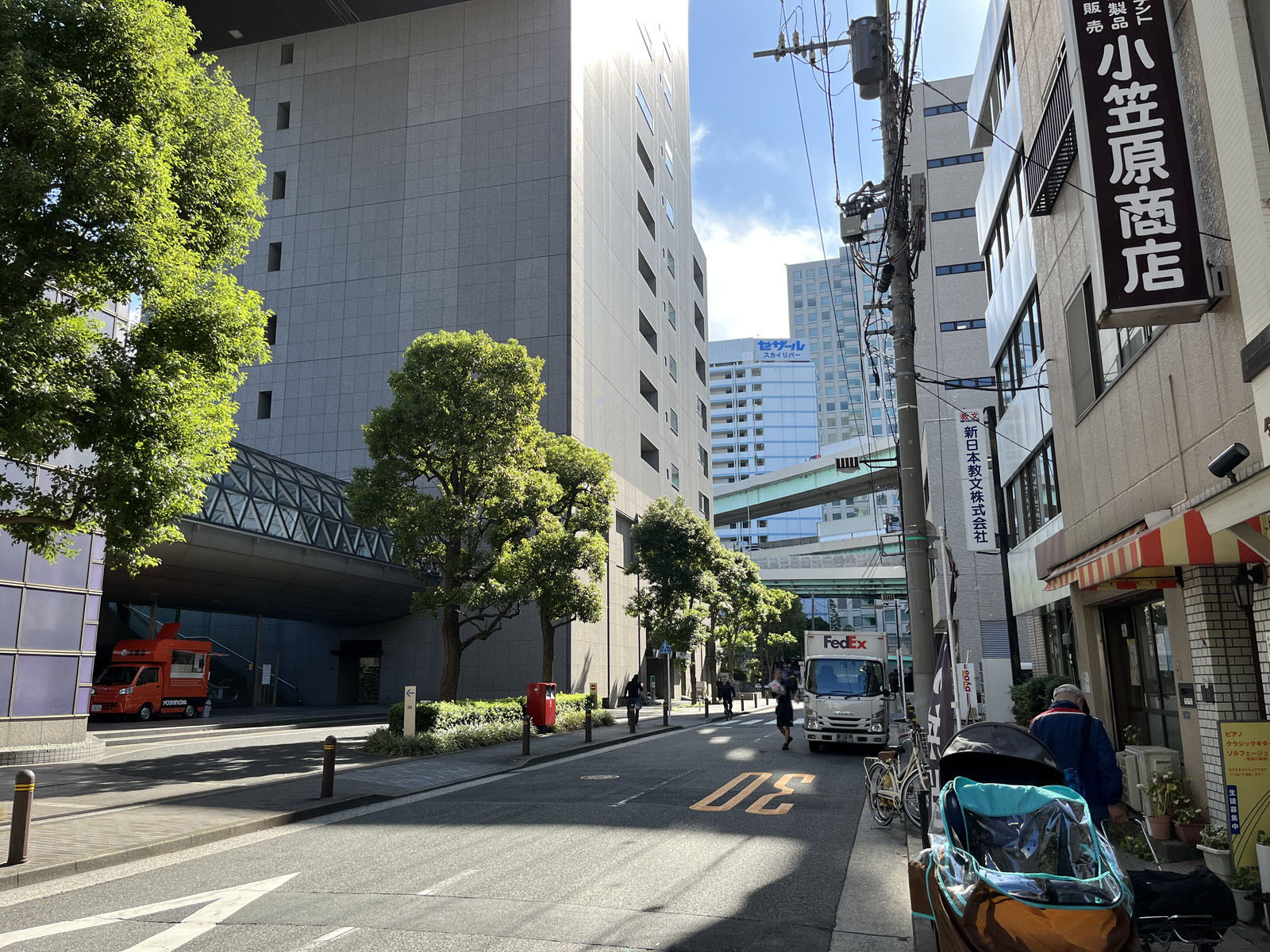 BS箱崎ビル前面の通り