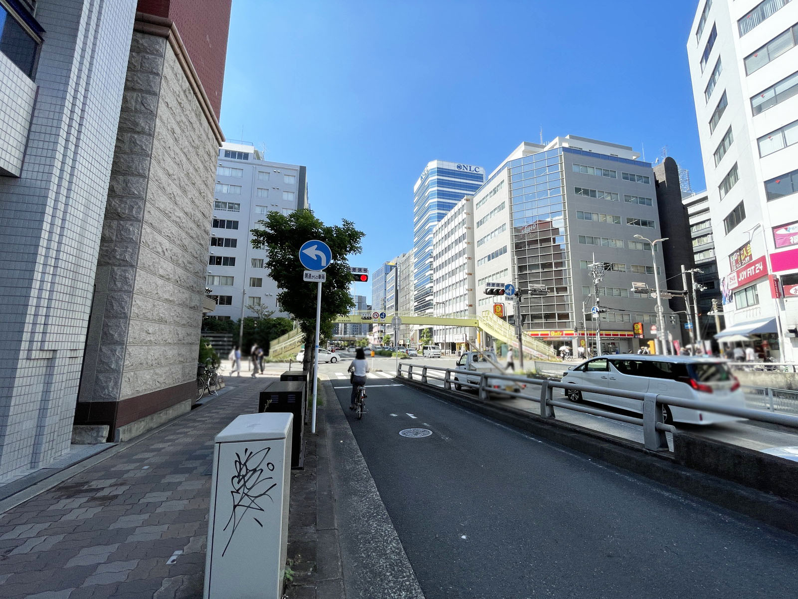 新大阪パークサイドビル前面の通り