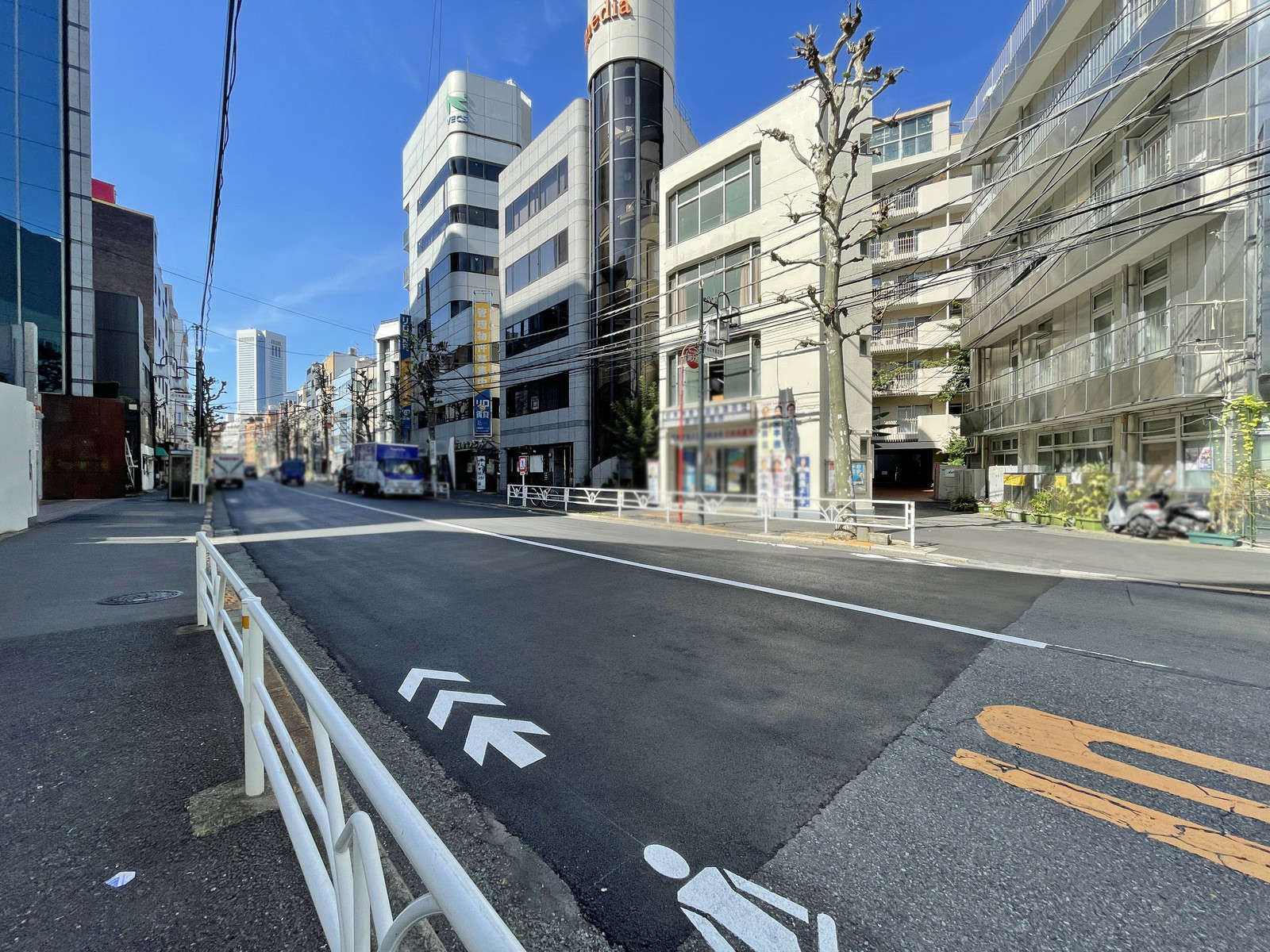 フロンティア代々木前面の通り
