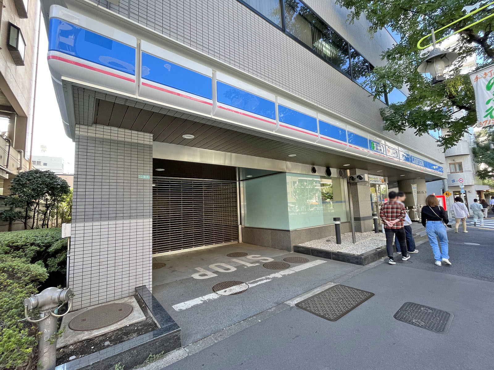 徒歩2分のローソン目黒大鳥神社前店