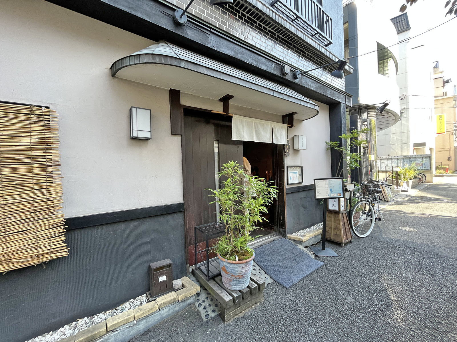 同じ並びの蕎麦屋川せみ