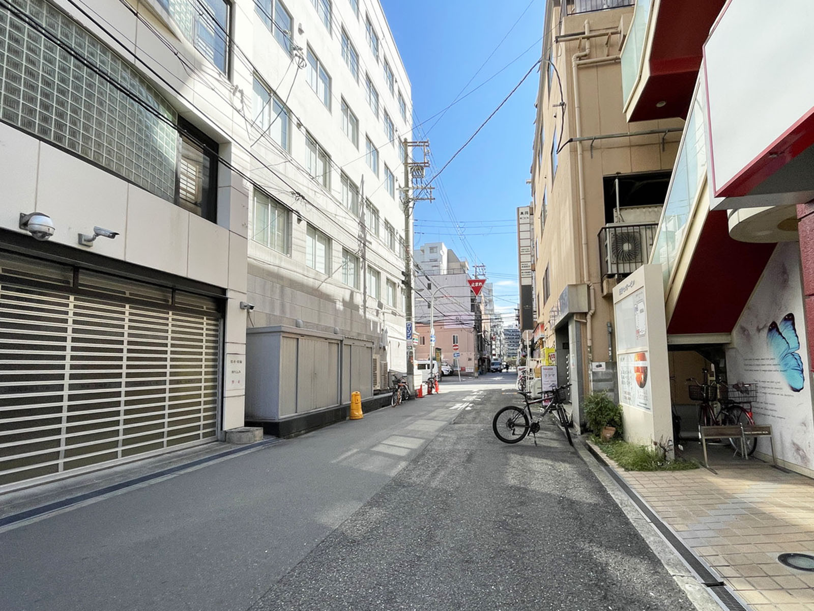 FKビル前面の通り
