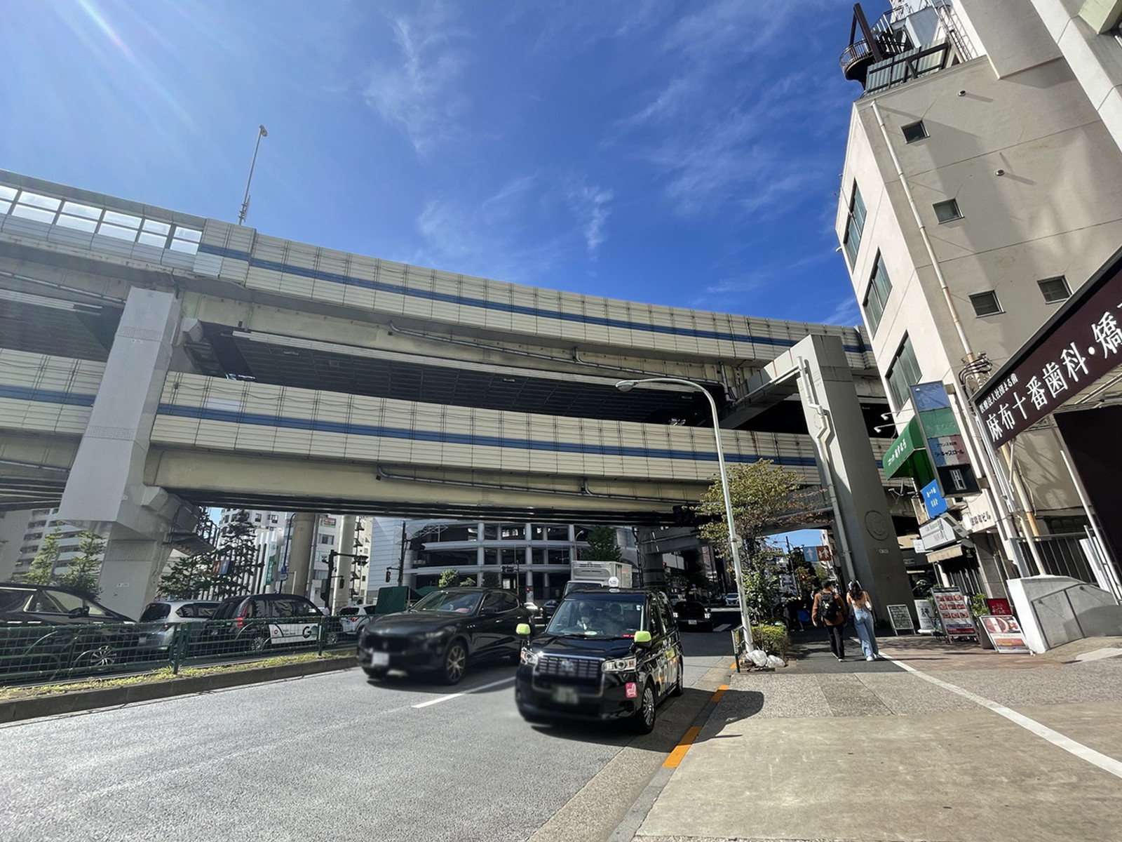 麻布ウィンテルビル前面の通り