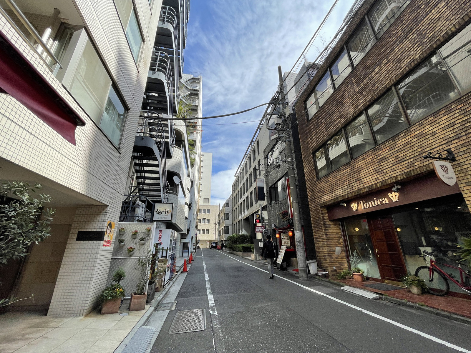 片山ビル前面の通り