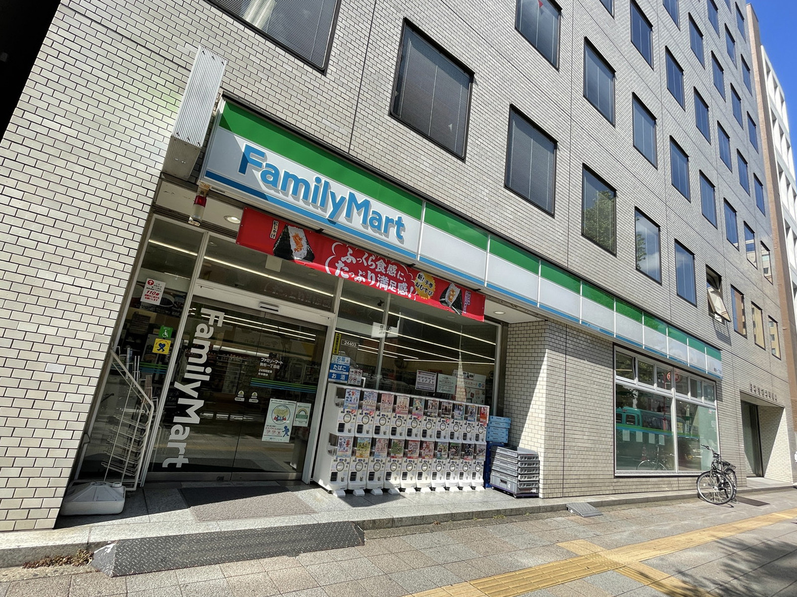 徒歩2分のファミリーマート駒形1丁目店