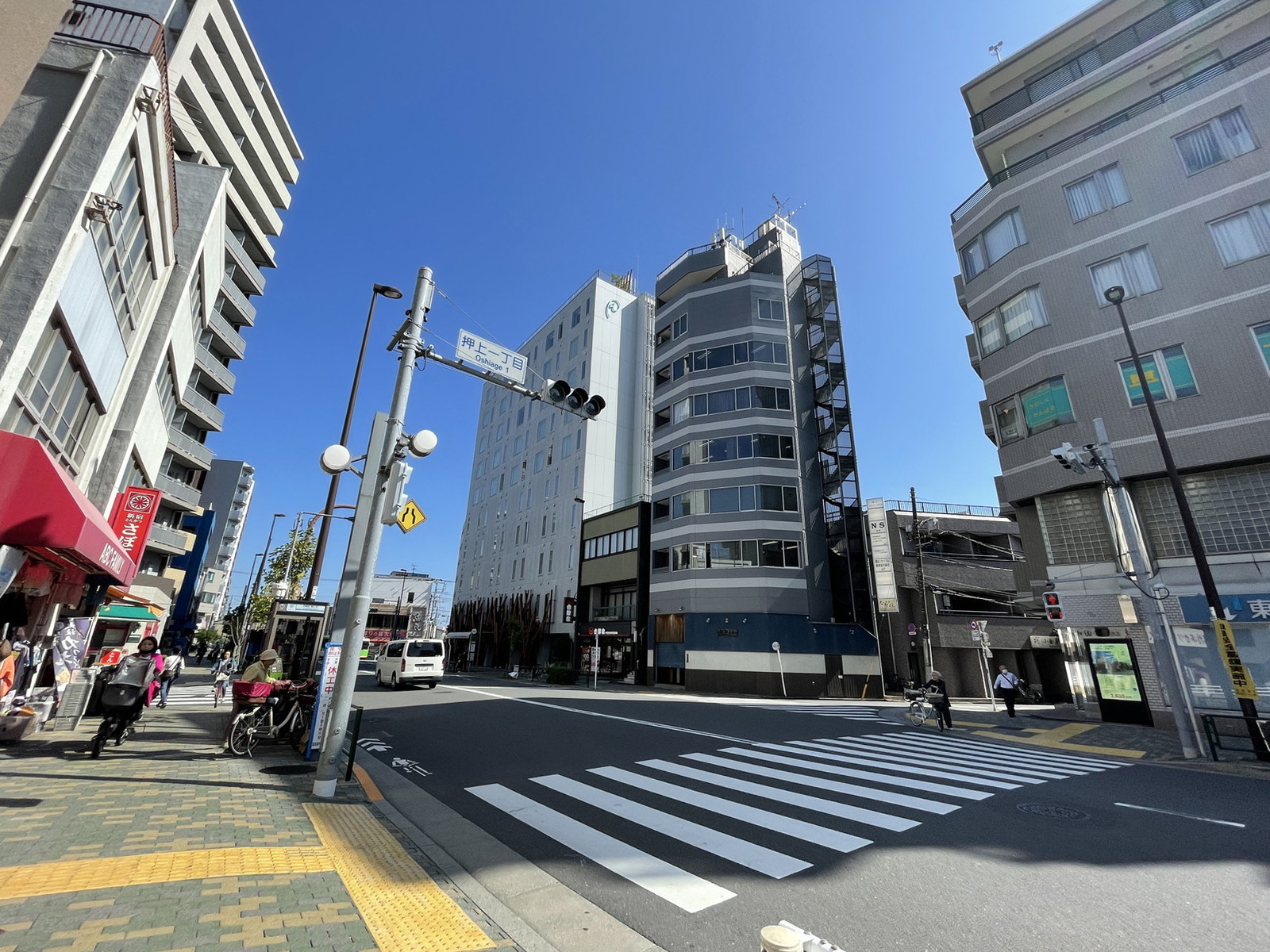 S&Sビル前面の通り