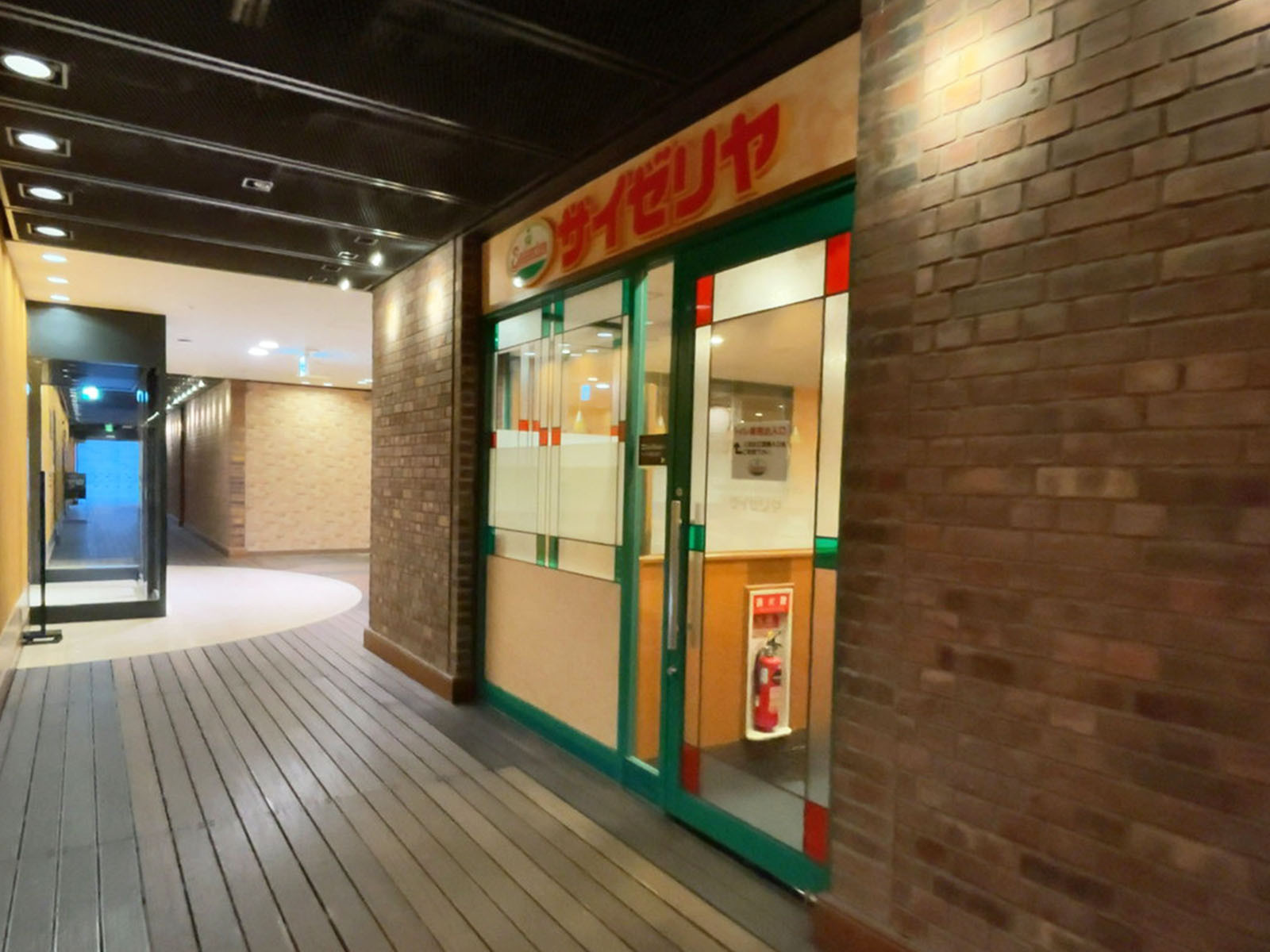 徒歩2分のサイゼリヤ 大阪ガーデンシティ店
