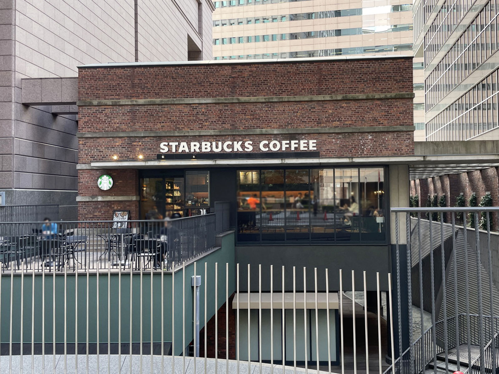 向かいにあるスターバックス コーヒー 大阪ガーデンシティ店