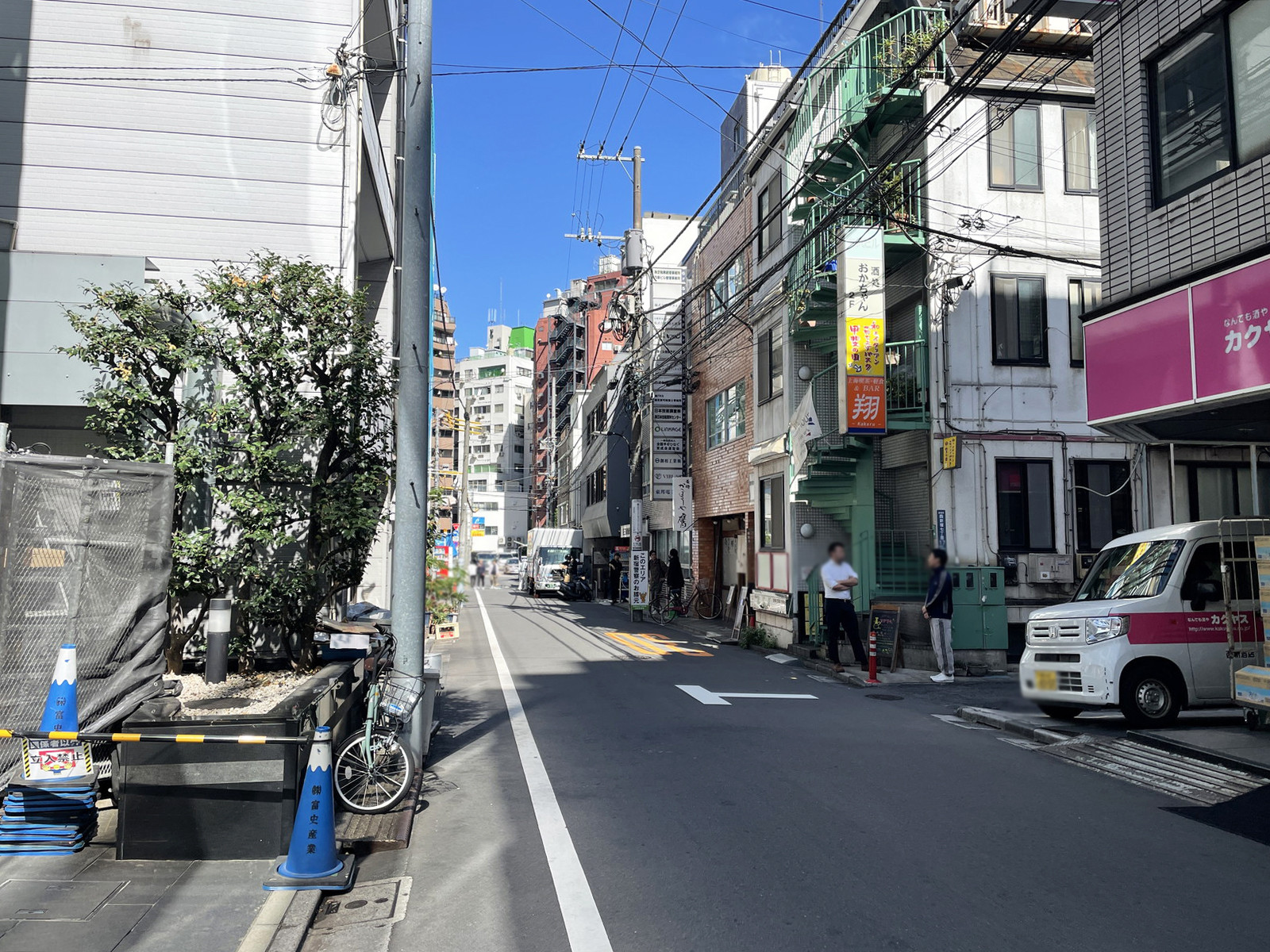 西新宿三晃ビル前面の通り