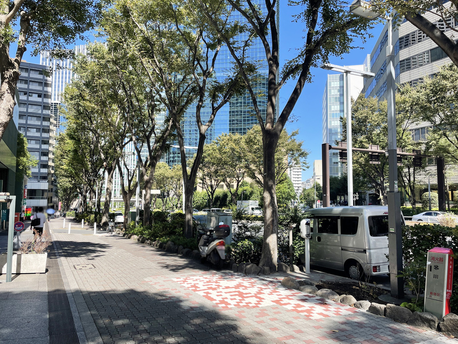新宿グリーンタワービル前面の公園通り