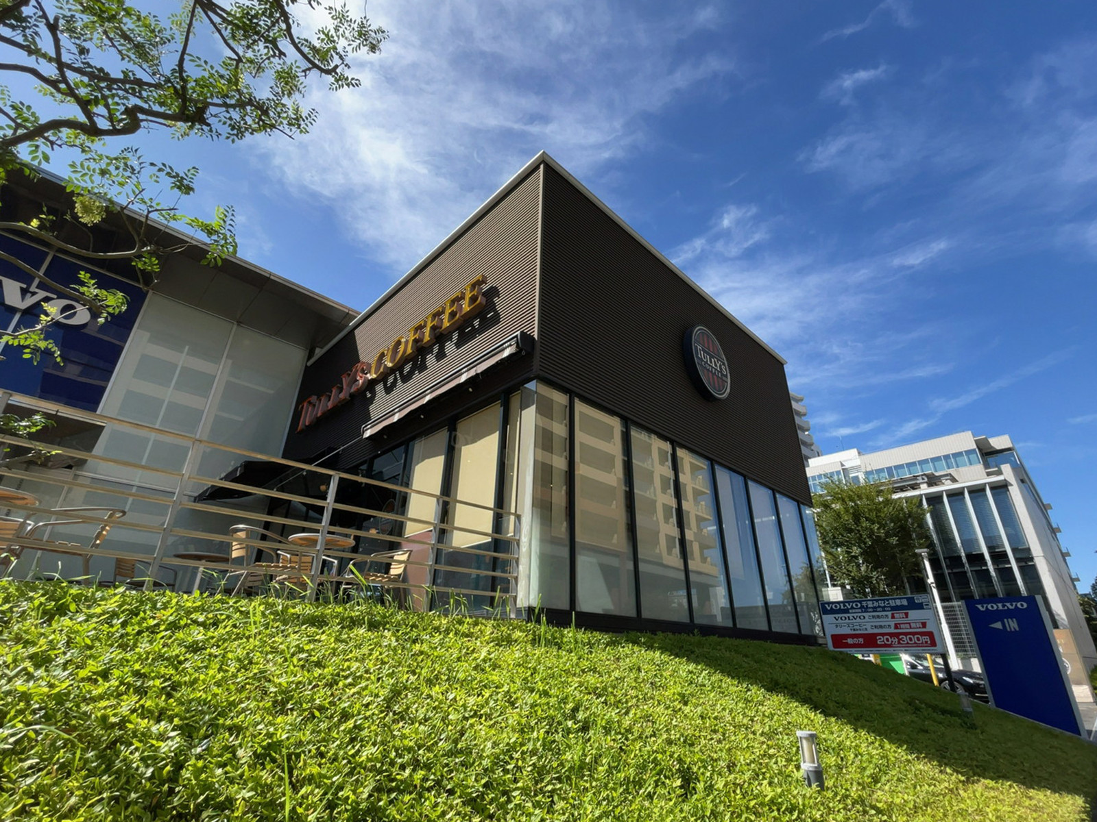 近くのTULLY'S COFFEE千葉みなと店