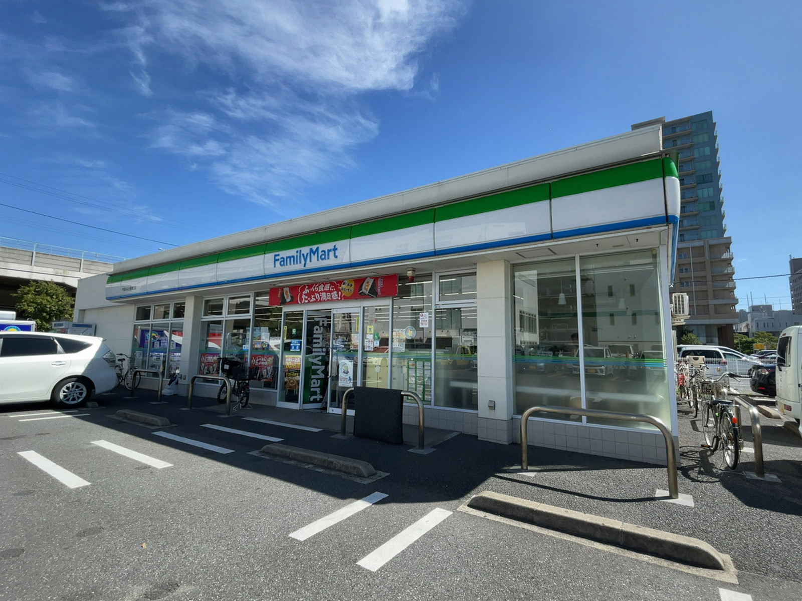 徒歩1分のファミリーマート 千葉みなと駅南口店