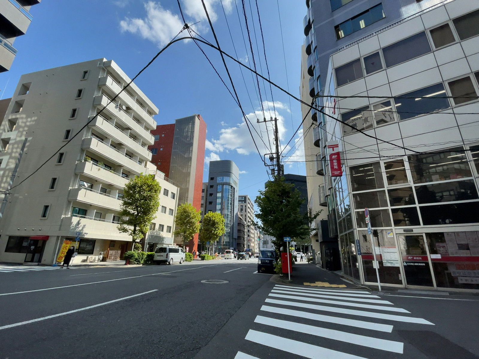 日本橋小網ビル前面の通り