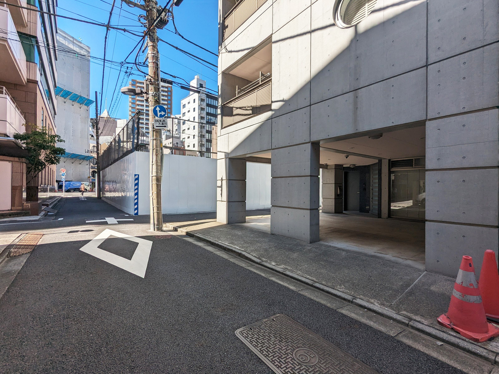 文栄ビル前面の通り