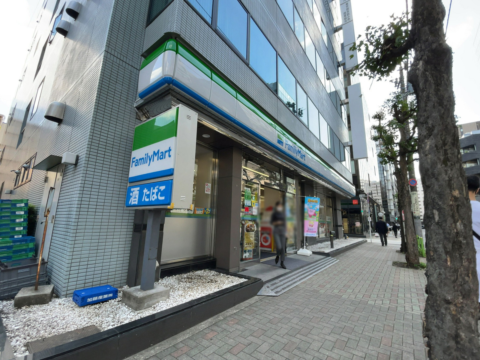 徒歩1分のファミリーマート 日本橋小学校前店