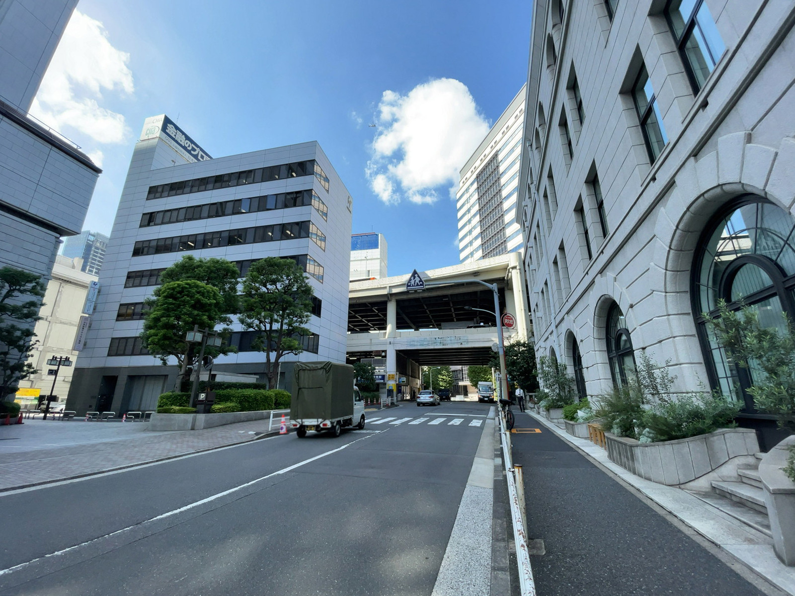 日証館前面の通り