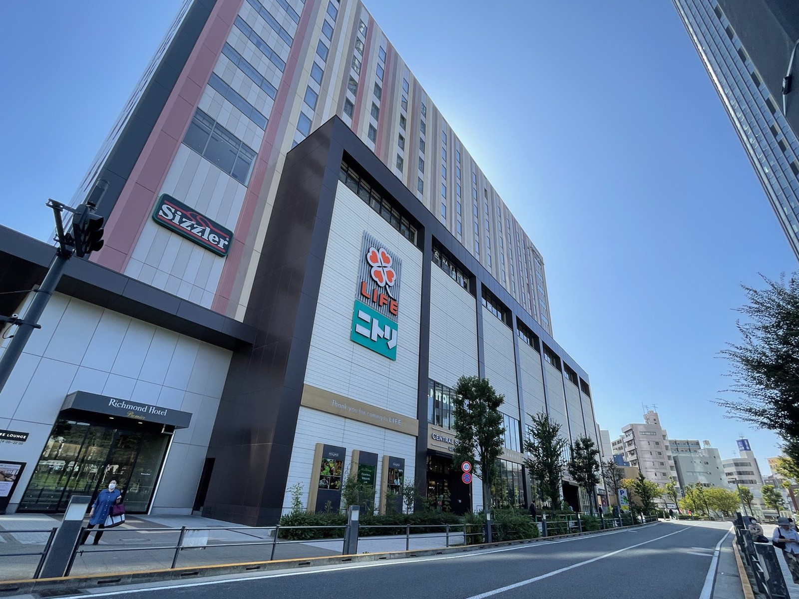 向かいのライフ セントラルスクエア押上駅前店