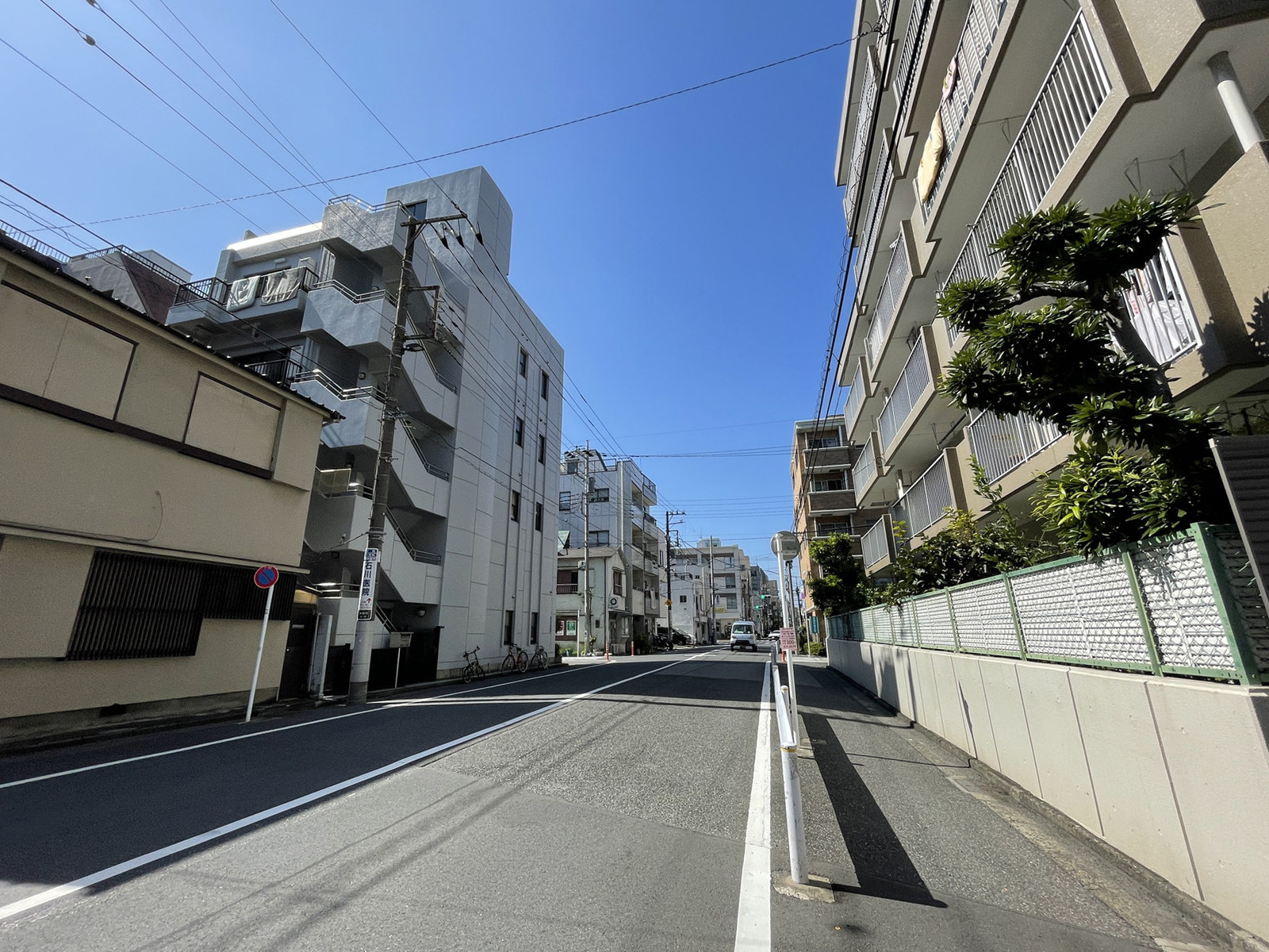 金地ビル前面の通り
