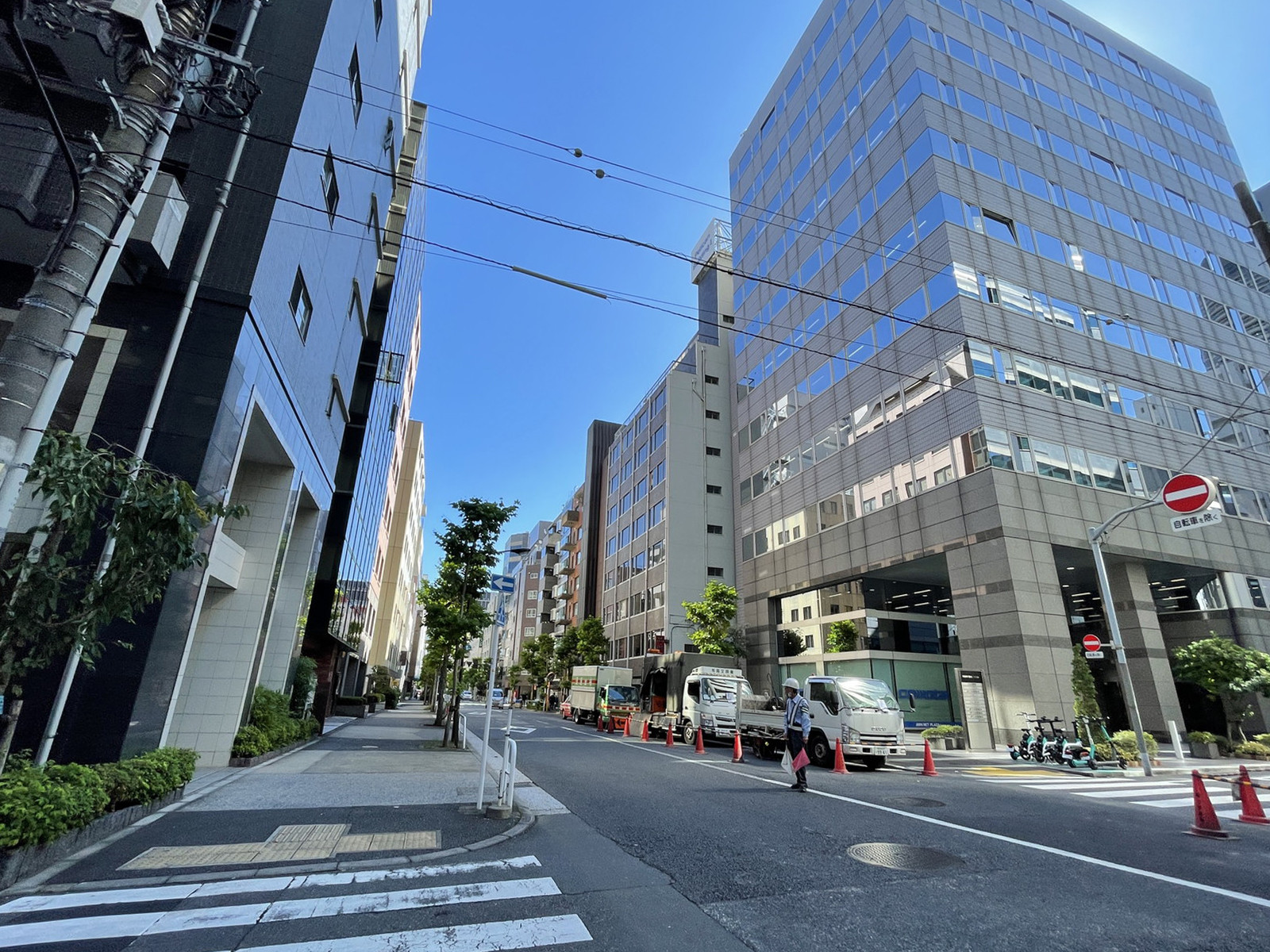 Daiwa西新橋ビル前面の通り