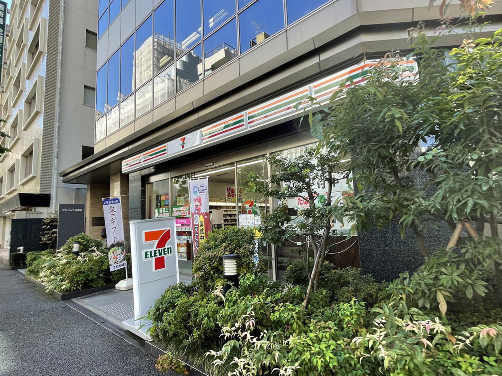 徒歩2分のセブンイレブン西新橋3丁目店