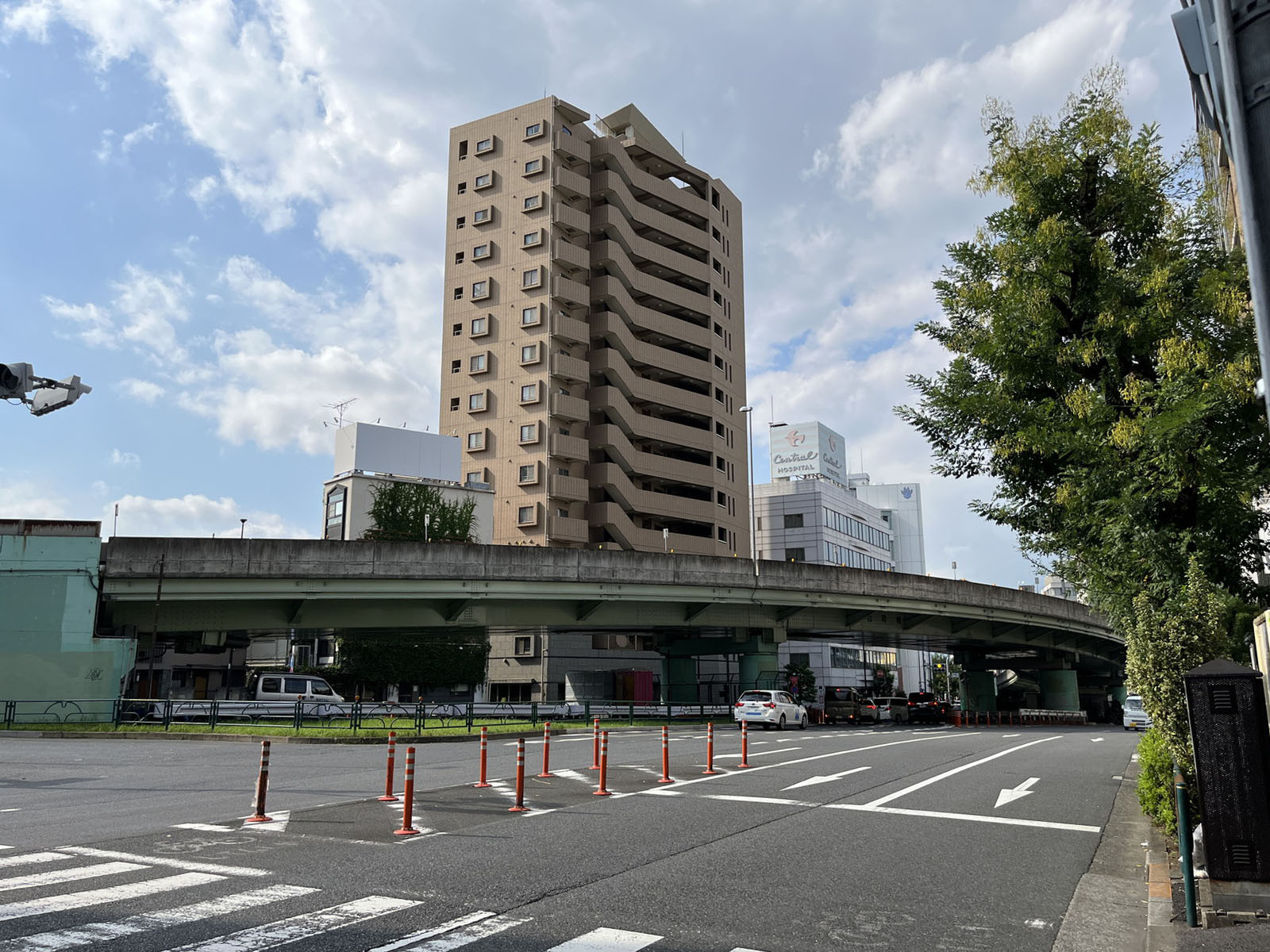 渋谷神泉マークビル前面の山手通り