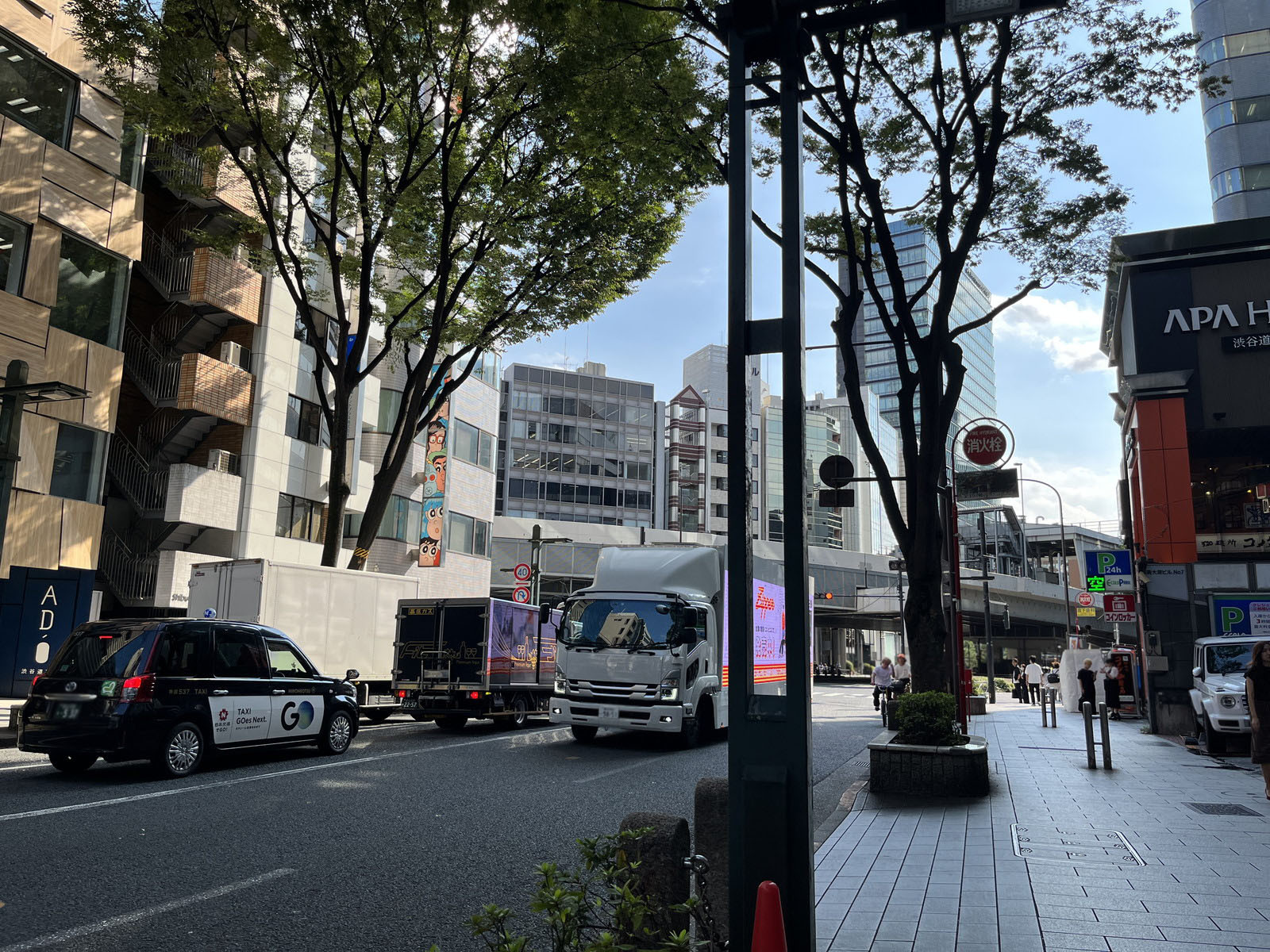周辺はオフィスや店舗が多いエリア