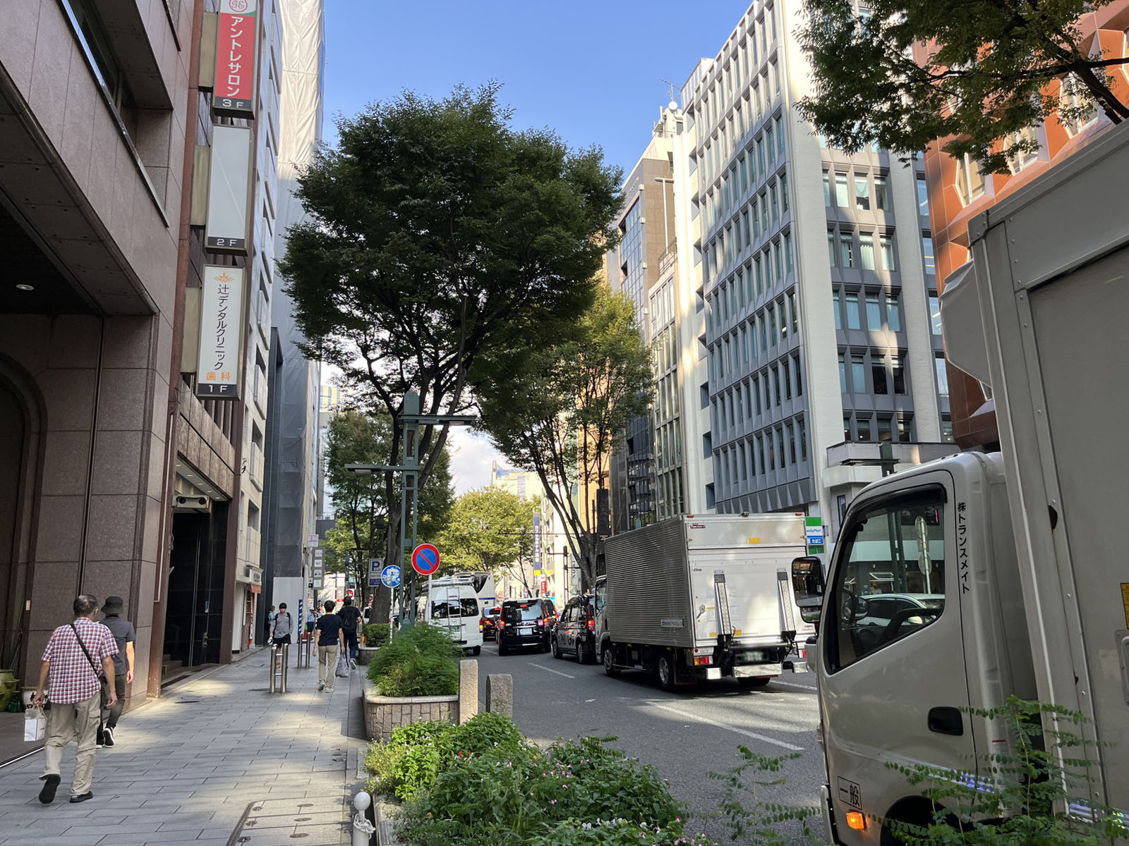 オフィスビル前面の道玄坂
