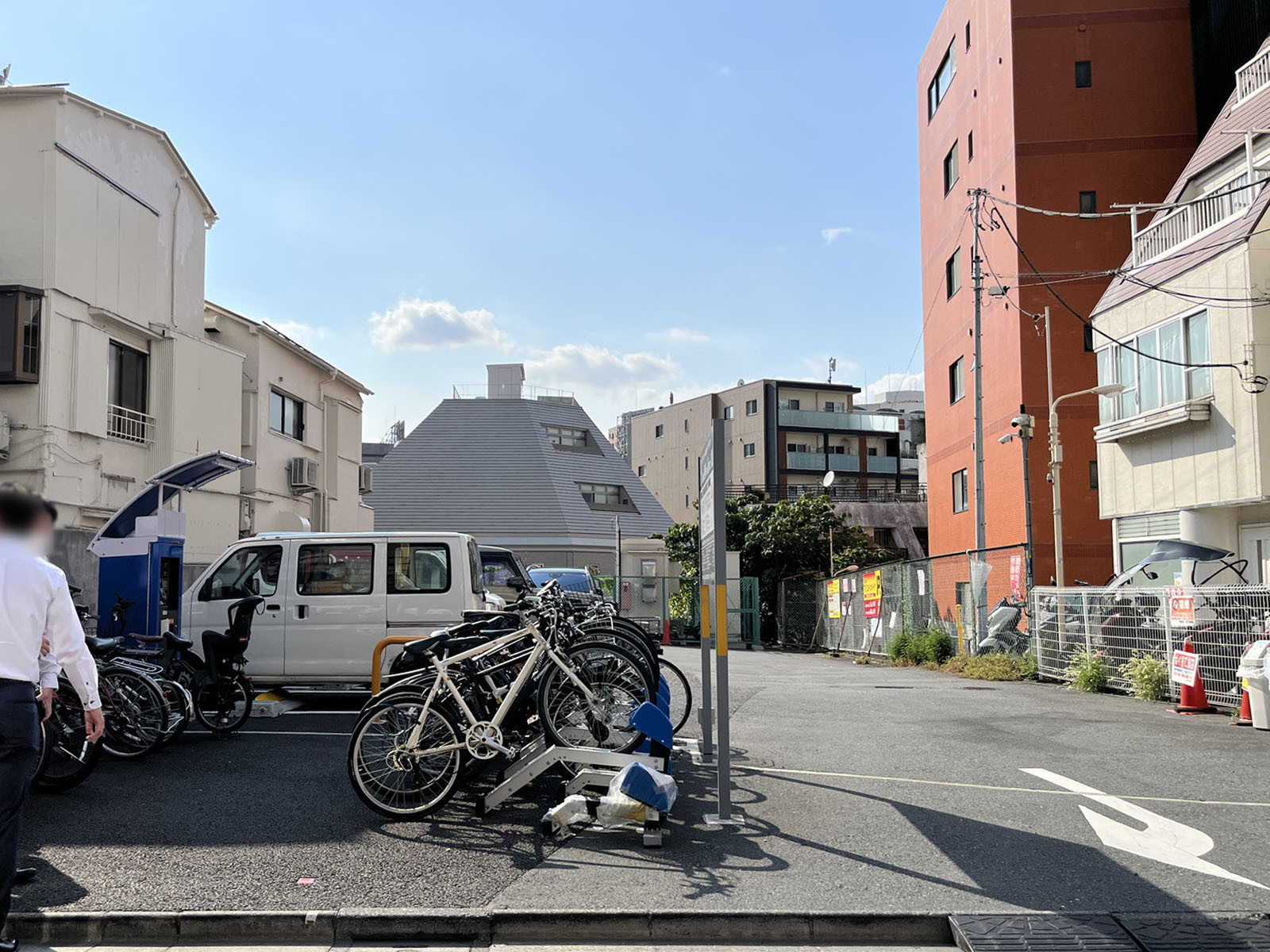 ビル前面の駐車場