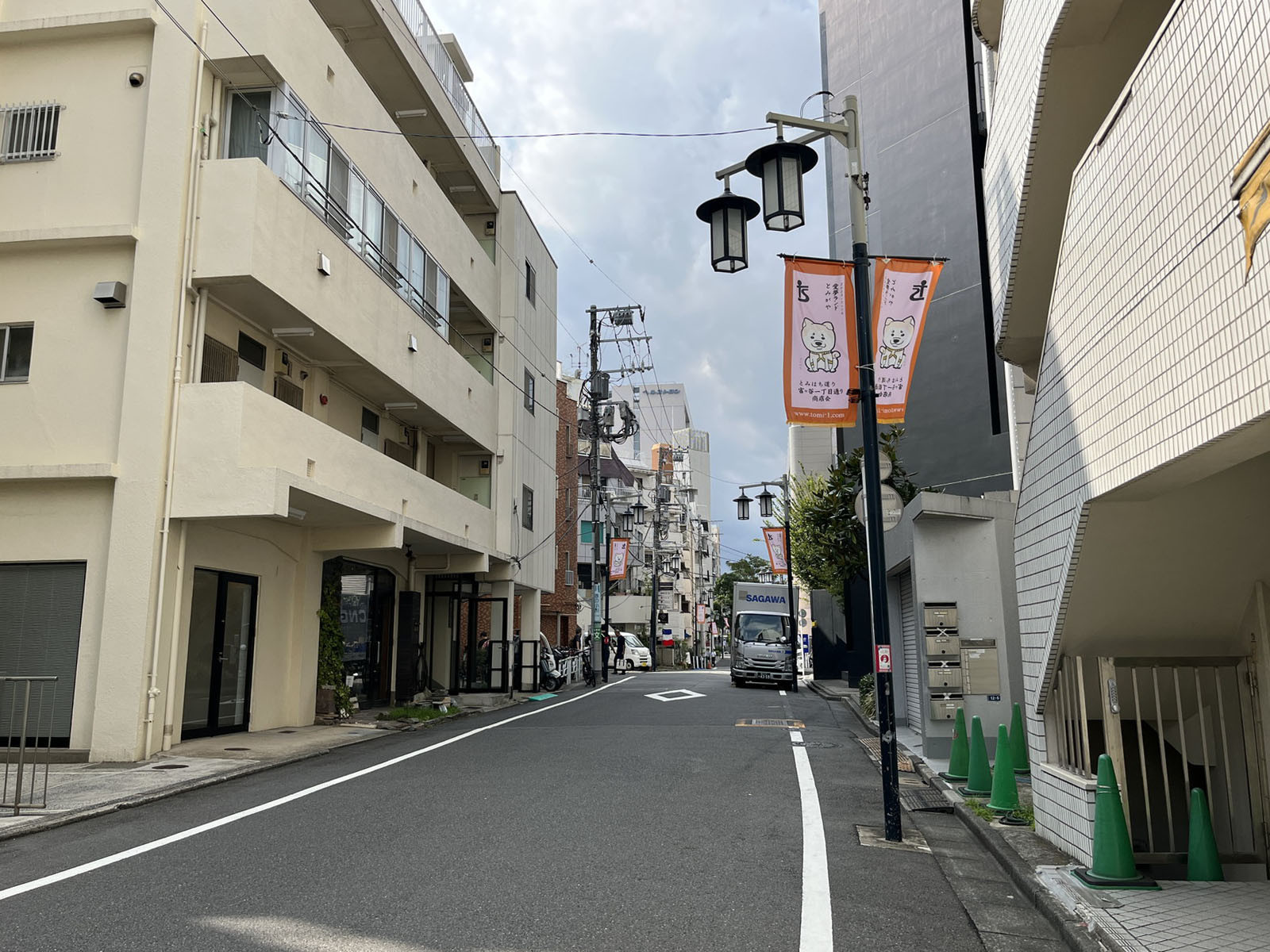 鈴ビル前面の通り
