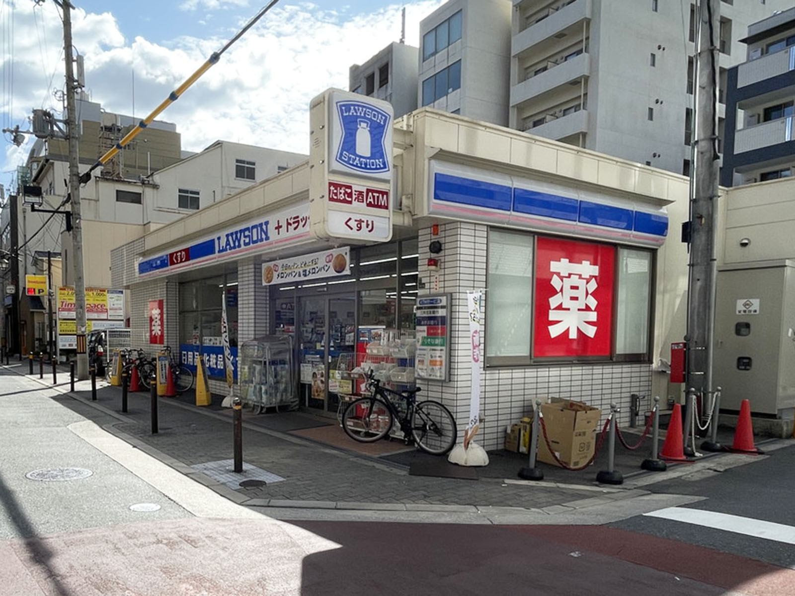 同じ通りにあるローソン ドラッグミック西天満四丁目店