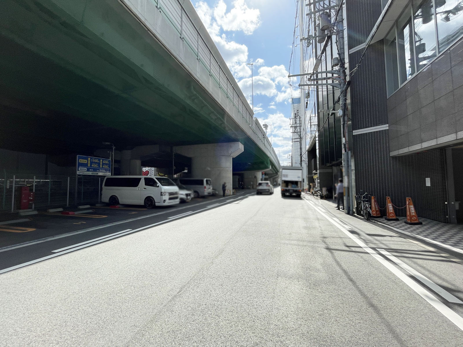 プライム本町ビルディング前面の通り