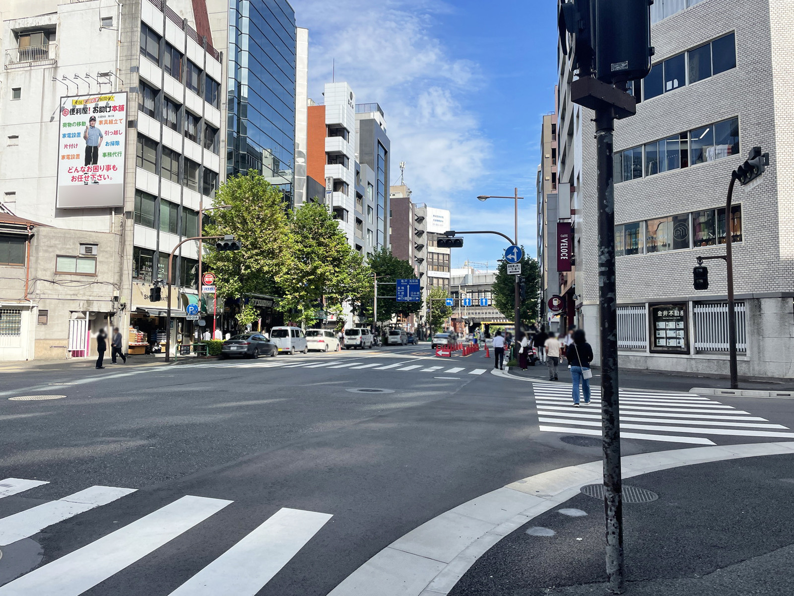 神田セブンビル前面の神田警察通り