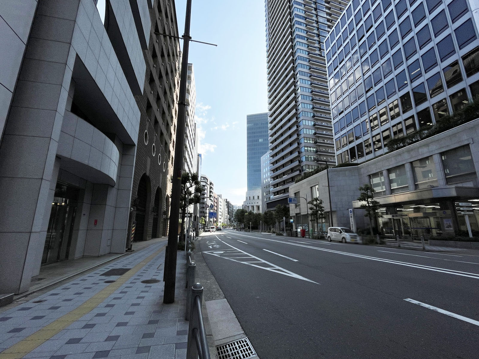 北二ビル前面の通り