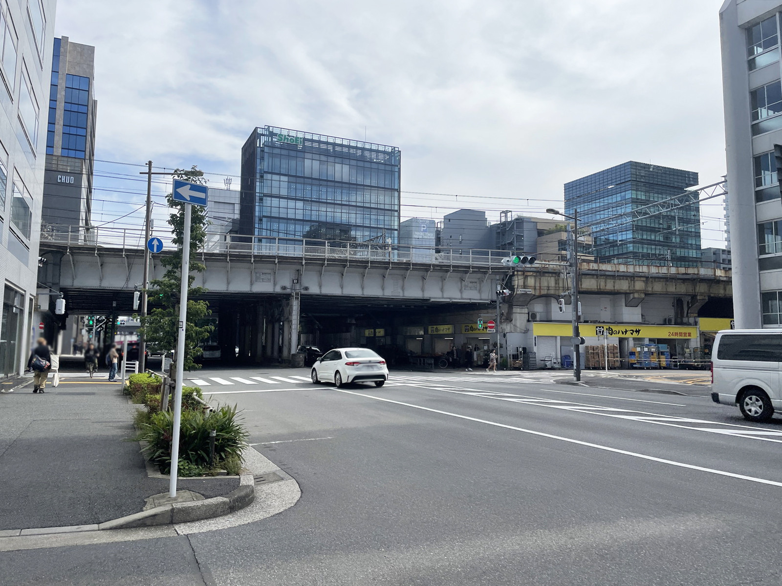 エクセレントビル前面の蔵前橋通り