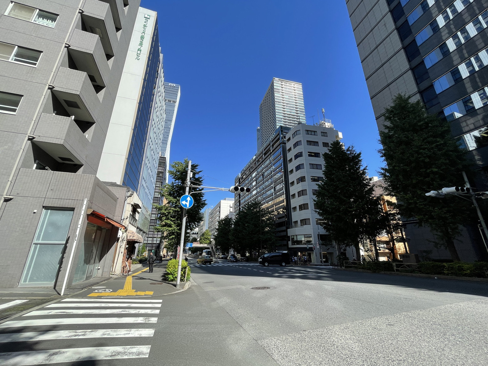 虎ノ門八束ビル前面の通り