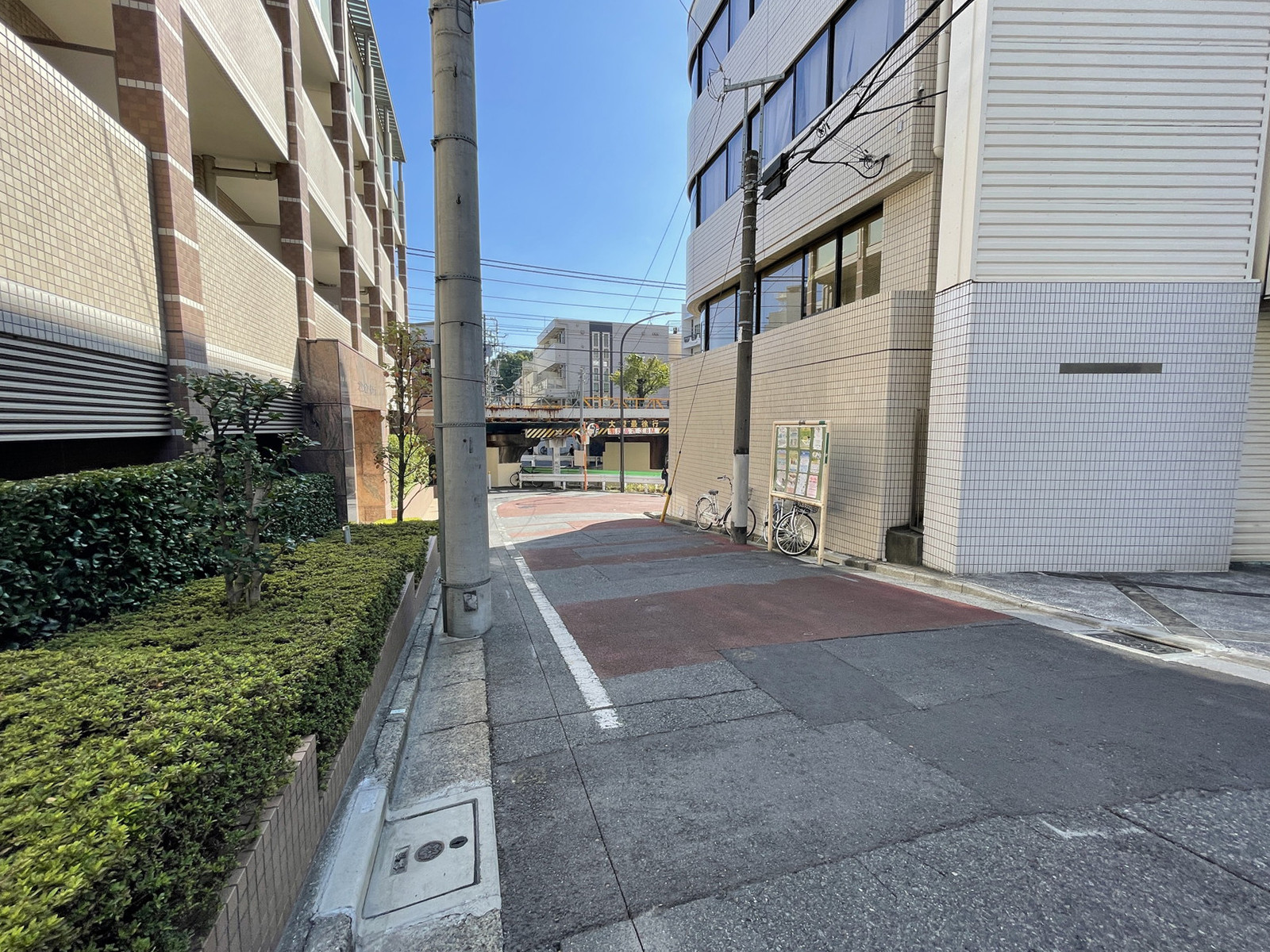 日月光ビル前面の通り
