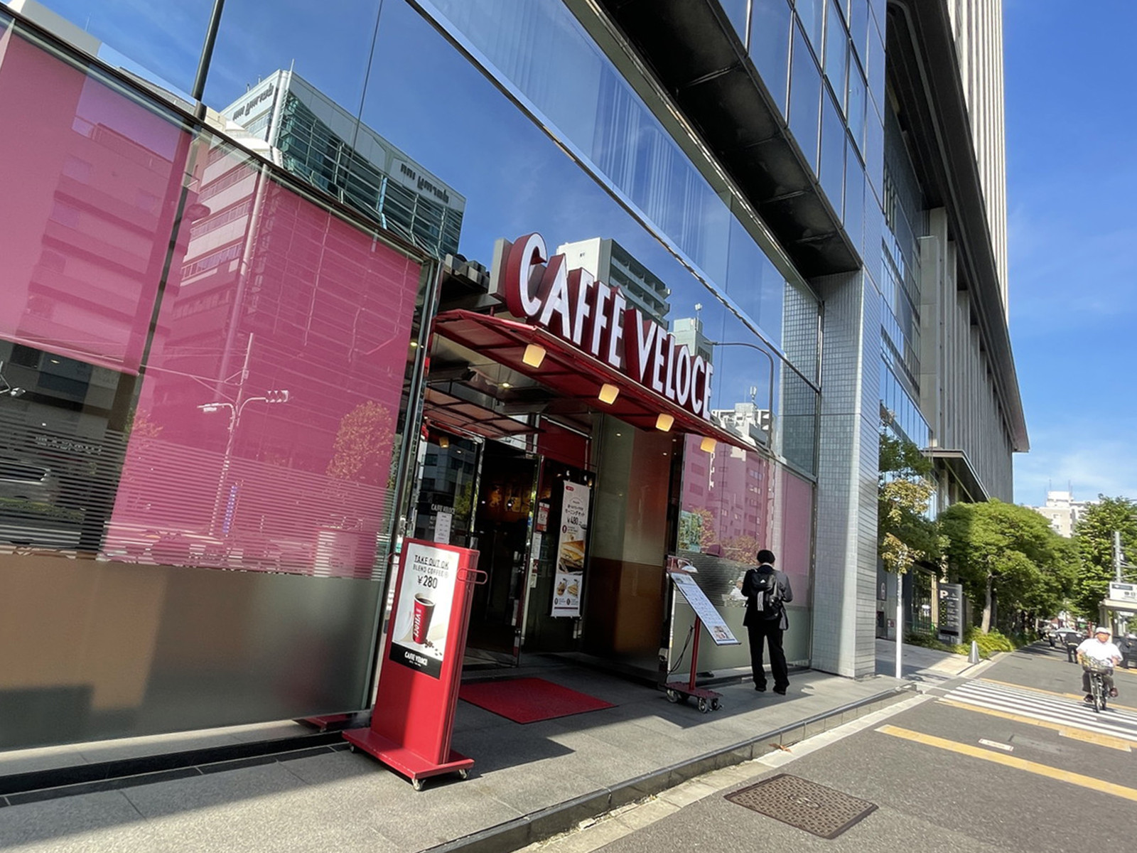 徒歩1分のカフェ・ベローチェ春日駅前店