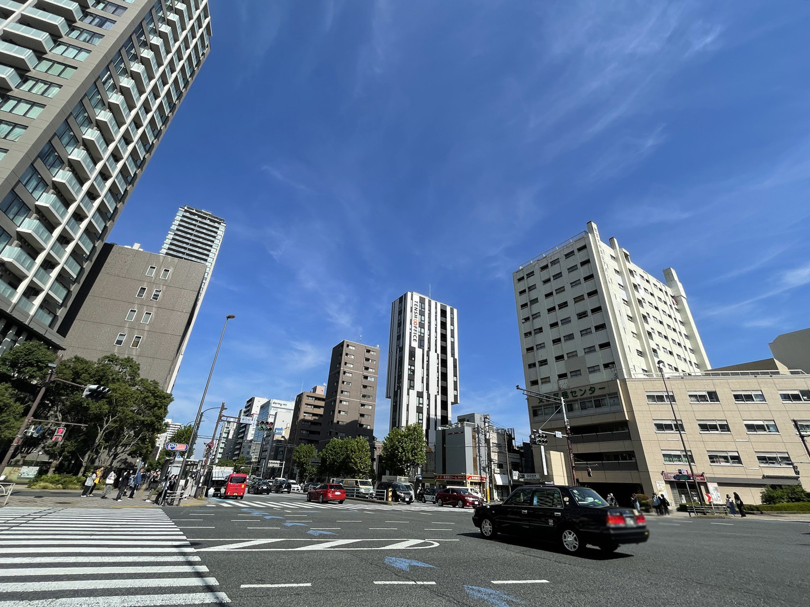 日本生命春日駅前ビル前面の通り