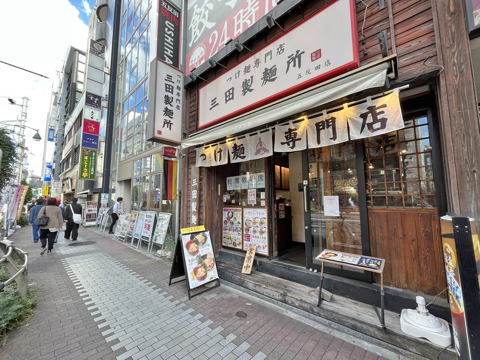 付近には飲食店が充実