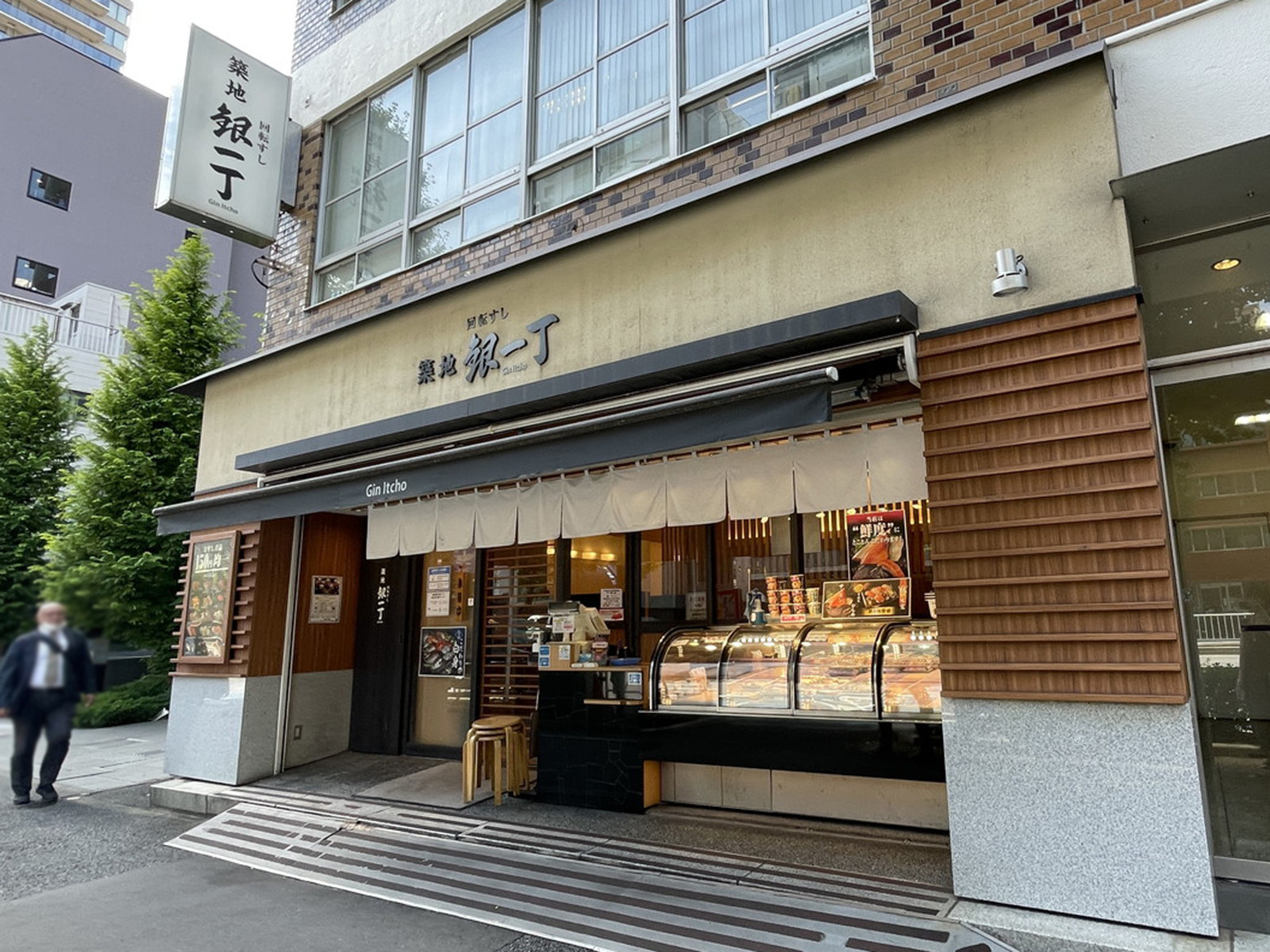 徒歩圏内には飲食店が点在