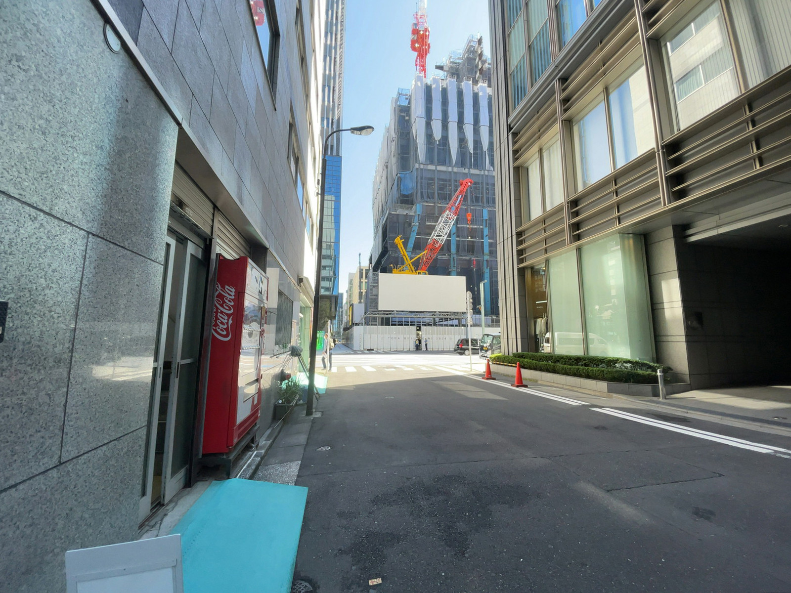 西勘本店ビル前面の通り