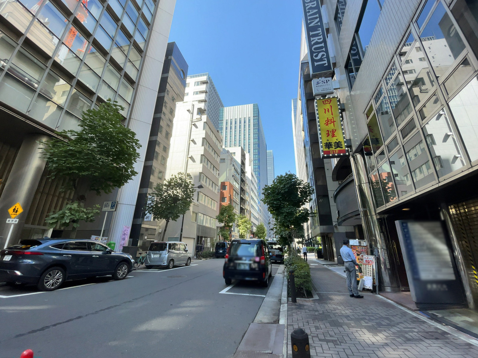 京橋イーサスビル前面の通り